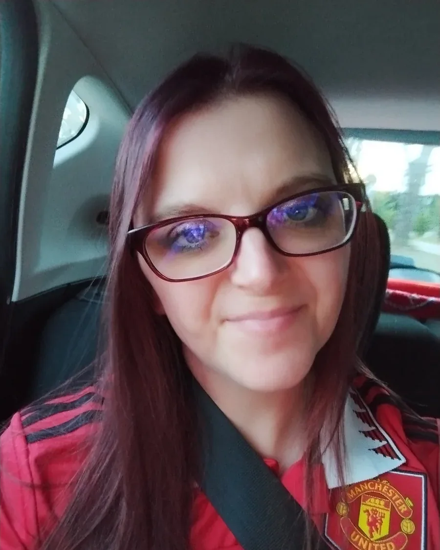 Janine Zachariae lächelnd im roten Fußballtrikot